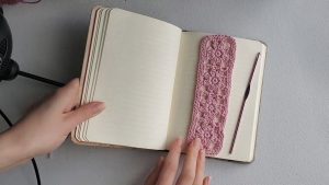 Graceful Crochet Floral Bookmark Pattern with Vintage Flair