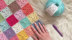 How to Crochet a Granny Square Blanket 1