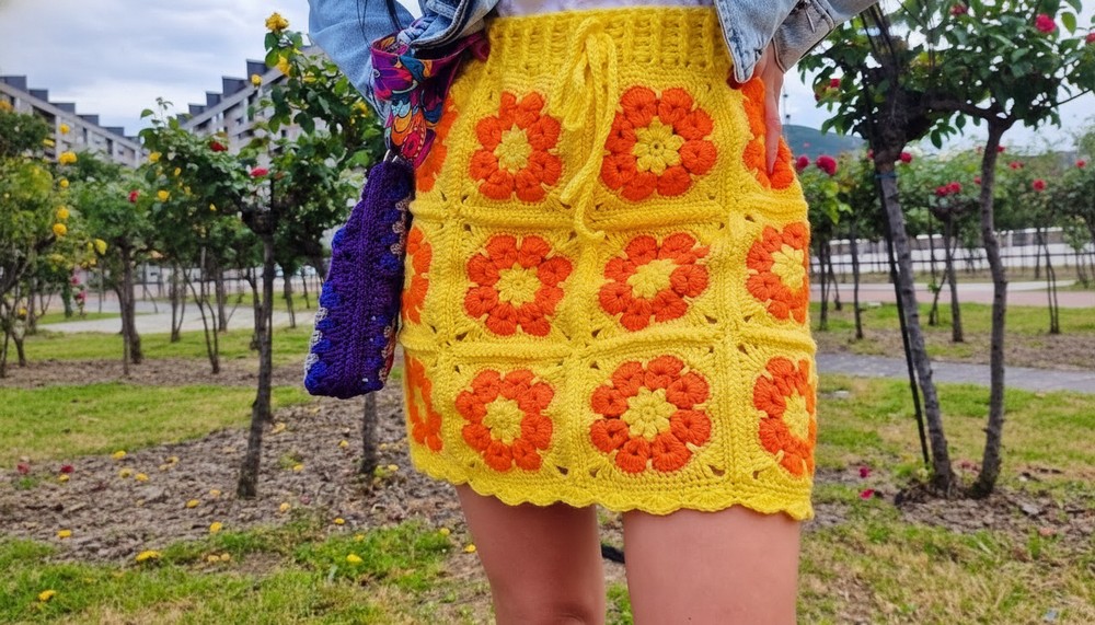Crochet a Skirt with African Flower Granny Square Motif 1