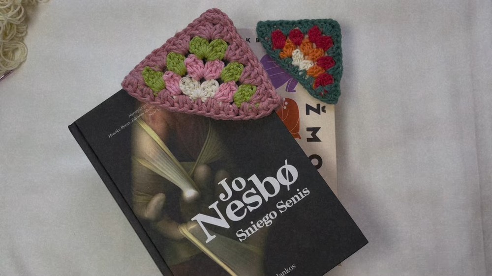 Super Easy Crochet Bookmark Tutorial 1
